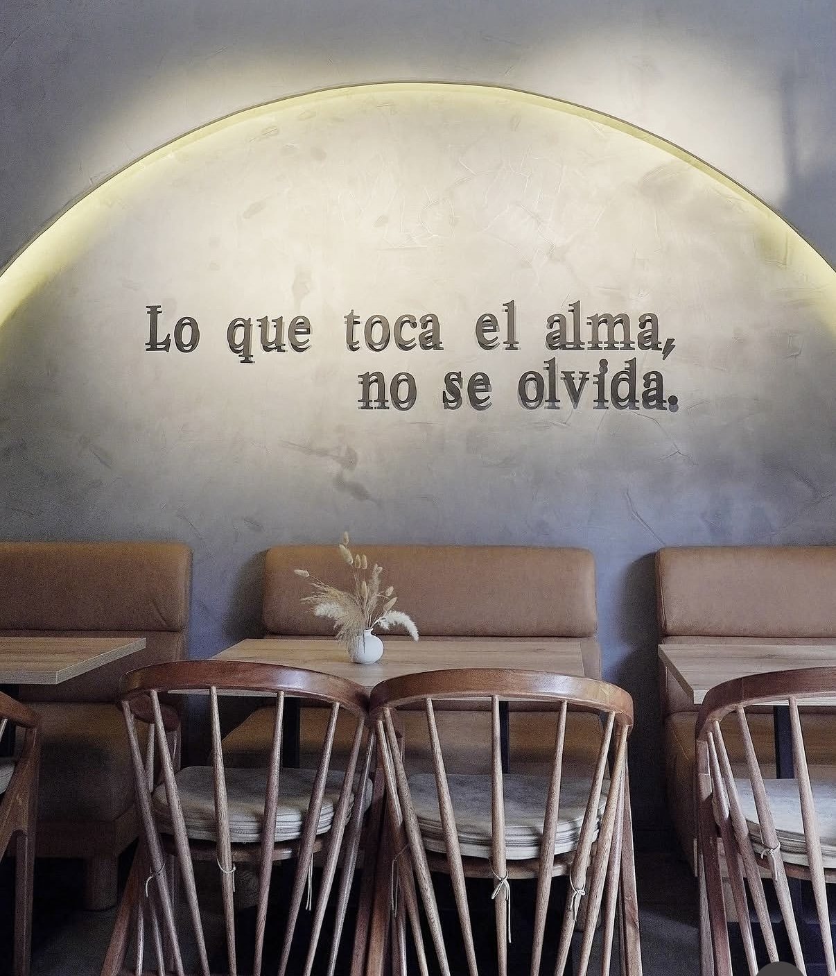 Detalle interior de Botswana con la frase Lo que toca el alma no se olvida