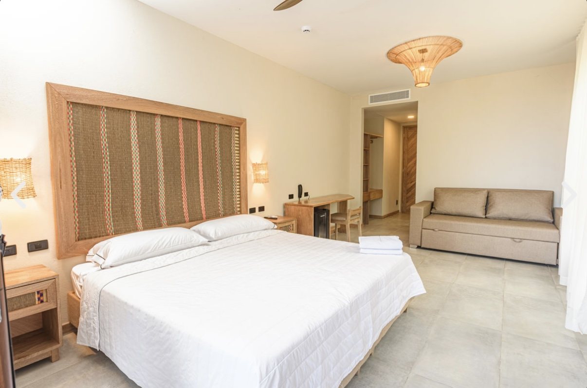 Habitación con cama y sofá para dos o tres personas