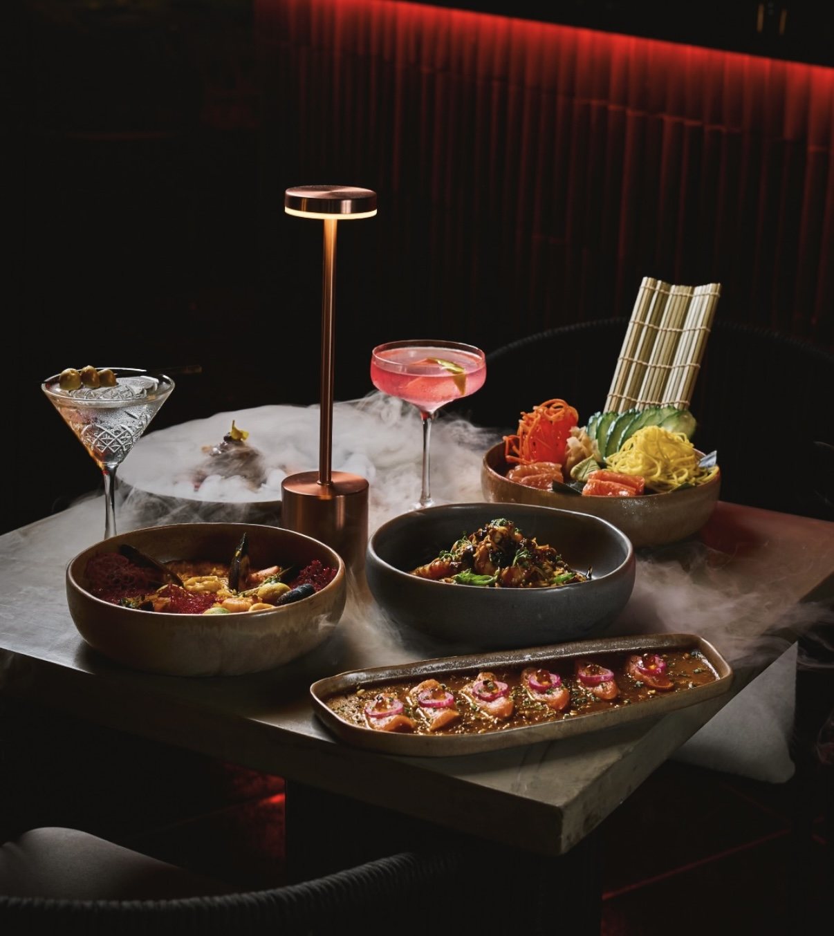 Mesa servida con platos y coctelería de Ryoko