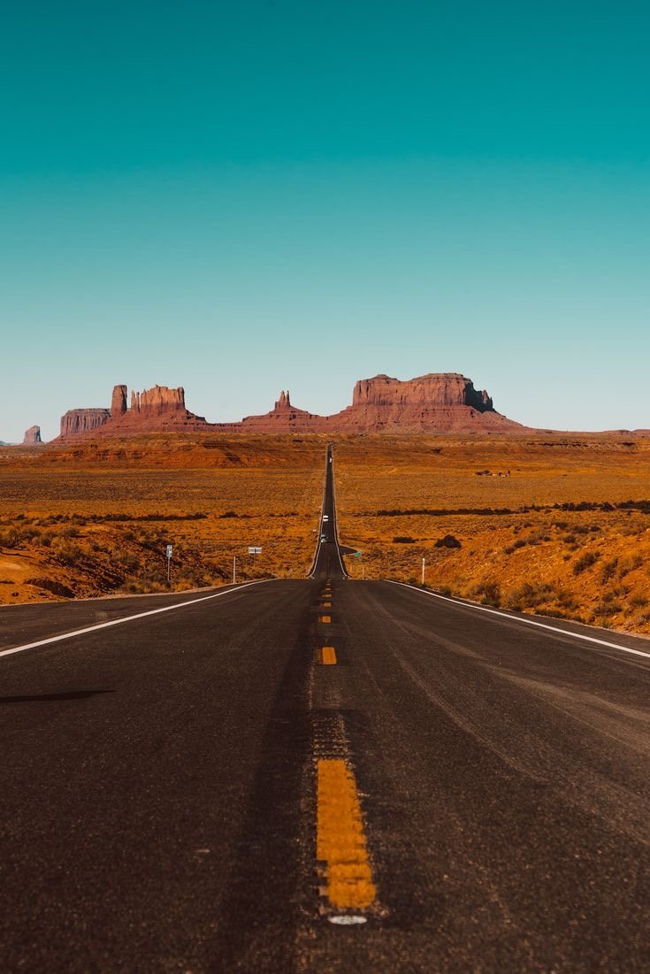 Carretera entre los paisajes de roca roja de Utah