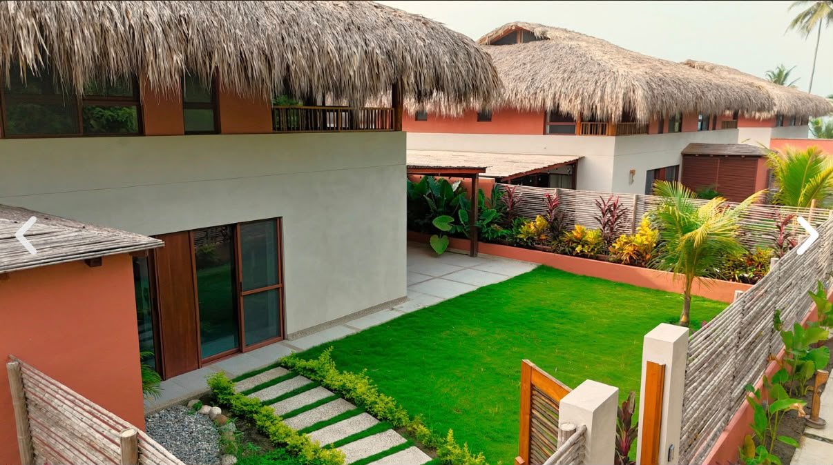 Exterior y piscina de la villa